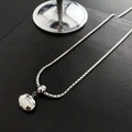 Minimalistische silberne Box-Halskette mit poliertem Oval-Anhänger und Perle - Silber
