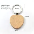 Dimensiones detalladas de un llavero de madera de haya en forma de escudo con el peso - Corazón