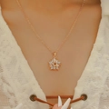 Elegante goldene Schneeflocken-Halskette mit weißen Marquise-Zirkonia für Damen - Halskette / Gold Halskette
