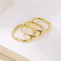 Tre anelli quadrati dorati minimalisti con zirconi su espositore bianco - US 6 / Quadrato Oro Zircone Singolo