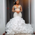 Luxuriöses Meerjungfrau-Brautkleid mit Perlenstickerei, V-Ausschnitt und Rüschenschleppe - US 2 / Weiß