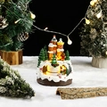 Nahaufnahme einer Weihnachtsburg mit warmer LED-Beleuchtung und kleinem Lebkuchenmann - Drei Dächer Lebkuchenmann