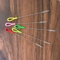 Cinco cepillos de acero inoxidable para pajitas con mangos de colores sobre madera - Mango de Plástico de Color de Acero Inoxidable de 19 cm