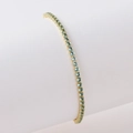 Nahaufnahme eines goldenen Tennisarmbands mit funkelnden hellblauen Zirkoniasteinen - Gold Aquamarin Zirkonia