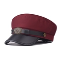 Dettaglio del berretto militare vintage con stemma a stella e visiera in pelle - M (56-58cm) / Rosso vino con distintivo a stella