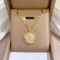Collier élégant en titane doré avec pendentif fleur en nacre dans un écrin à bijoux - Pendentif En Cuivre Et Chaîne En Acier Titane J132