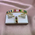 Conjunto de joyas doradas con brazalete abierto de cristales arcoíris y anillo a juego - Dorado-Multicolor