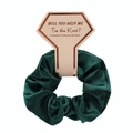 Scrunchie in raso verde scuro presentato su un biglietto regalo per damigella d'onore - Verde