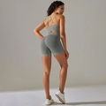 Détail de l'ensemble de yoga sans couture vert sauge avec dos croisé et short taille haute - L / Entrecroisé Soutien-Gorge + Shorts Ensemble / Entrecroisé-Gris Foncé