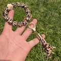 Detalle de llavero de pulsera de cuentas de silicona leopardo con clip dorado y borla - A-002/Estampado de Leopardo + Borla de Leopardo