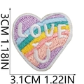 Dettaglio toppa ricamata a cuore arcobaleno con testo LOVE U e dimensioni precise - N. 17-Cuore Arcobaleno LOVE U