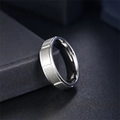 Vue détaillée d'une bague en acier titane argenté avec motif rectangulaire gravé. - Taille 6 / Argent