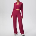 Vue détaillée d'un ensemble de fitness rose 3 pièces avec veste, haut et pantalon large - Rouge carmin