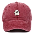 Détail de la broderie fantôme sur la casquette en denim délavé vintage rouge bordeaux - Taille unique / Bordeaux