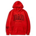 Sweat à capuche rouge avec imprimé DAD EST 2024 et détail personnalisé au poignet - S / Hauts / Rouge (Motif 2)