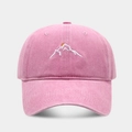 Détail d'une casquette de baseball rose en coton délavé avec broderie de montagne et soleil - Réglable / Rose