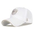 Casquette de baseball blanche en maille avec broderie bouclier dorée et logo - Réglable / Blanc