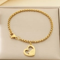 Détail du bracelet coeur doré mère et enfant orné de pierres de zircon étincelantes - Coeur Gravé Embrassant Mère Nourrisson (KB203655-Z)