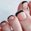 Macro dei piedi con unghie nude e punte French nere per una manicure di stile - FW120