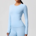 Détail de l'ensemble de yoga bleu clair avec haut à manches longues et legging gainant - Bleu Ciel