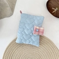 Dettaglio copertina in tessuto trapuntato azzurro a cuori con cinturino a quadretti - Blu e Rosa