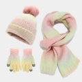 Dettaglio del set invernale tie-dye con cappello con pompon, sciarpa e guanti touch - Rosa Gradiente