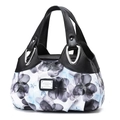 Dettaglio borsa con stampa floreale che mostra texture lucida e manici neri in metallo - Nero-Blu/Viola Floreale