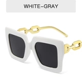 Gafas de sol cuadradas blancas de moda con patillas de cadena dorada y lentes grises - Montura Blanca Lente Gris