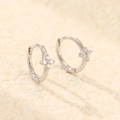 Minimale S925 Silber Creolen mit Kleeblatt-Blumen-Zirkonia-Details für Damen - 925er Silber / Weißgold