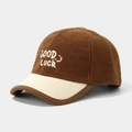 Dettaglio del ricamo Good Luck su cappello da baseball in pile e velluto a coste - Ricamo Good Luck / caffè
