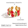 Detail eines wasserfesten Edelstahl-Kirschrings mit rotem Emaille und goldenem Reben-Design - Kirsch Offener Stil (YYR025387)