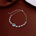 Dettaglio ravvicinato di un bracciale occhio di gatto argento su sfondo di raso rosso - Blu Argento (4#)