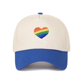 Dettaglio del ricamo a cuore arcobaleno su un cappellino trucker bicolore con visiera blu - Blu Zaffiro