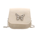 Minibolso chic blanco con cadena, cierre de mariposa plateado y acabado en PU brillante - Blanco