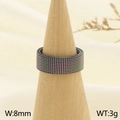 Bague en maille d'acier titane arc-en-ciel de 8mm sur un support en bois - US 6 / Coloré