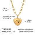 Detail eines goldenen Herzanhängers mit Webstruktur an einer Edelstahl-Büroklammerkette - Geflochtenes Texturherz (YYN023165)