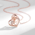 Collier en or rose avec pendentif coeur motif rose et pierres de zircon blanc - Or rose