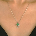 Collar de luna plateado con piedra verde y colgante de estrella puesto en modelo - Collar con Colgante de Estrella y Luna Estilo Ágata Verde (Acabado en Oro Blanco)