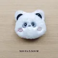 Detalle de un parche de panda de felpa bordado, con dimensiones de 5 cm por 5,5 cm - Original (Apertura trasera) / Cabeza de Panda
