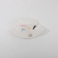 Detail eines weißen Sonnenhutes mit bunten Schleifen und einem Vintage-Markenetikett - Kinder Einheitsgröße / Weiß
