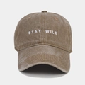 Détail de la broderie STAY WILD sur la texture du bonnet en coton lavé brun - Kaki