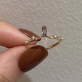 Makroaufnahme von V-förmigem Goldkronenring mit lila Marquise-Stein und Diamanten - Lila Kleiner Zirkonia Ring