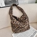 Gros plan sur la texture en fausse fourrure léopard d'un grand sac cabas d'hiver - Sac à Bandoulière Marron
