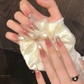 Nahaufnahme von rosa Mandel-Nägeln mit silbernem Glitzer und magnetischem Katzenaugen-Effekt - Extra Klein (XS) / 578-Langes Oval