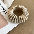 Detalle de cuentas de acrílico marmoleado en una pulsera elástica con revista de moda - Estilo de Disco Plano / Pulsera-Blanco (Patrón de Mármol)