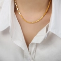 Collar de eslabones geométricos minimalista chapado en oro en modelo con camisa - Grande / Dorado