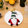 Porte-couverts gnome de Noël avec corps rouge et bonnet rayé vert sur table en bois - L2-24 Porte-Couverts Gnome Chapeau Courbé Corps Rouge / Rouge