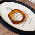 Detailweergave van de amberkleurige hars open armband op een vintage dienblad - 20# Vierkante Koffie Stijl (20#手镯-咖色)