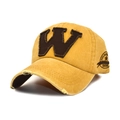 Detailansicht der gelben Baumwoll-Baseballkappe mit Vintage W-Patch und seitlicher Stickerei - M (56-58cm) / Gelb
