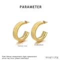 Detalle de pendientes en forma de C de acero inoxidable dorado con medidas de 30x8mm - 30x8mm / Dorado (KE114126-KFC)